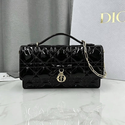 Dior
100 dhs🇦🇪🇦🇪

GOOD-quality 
with box

Zain35
♥️♥️♥️