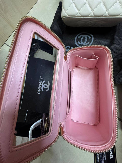 🌹 Chanel ＋Mirror 🌟
1⃣️ First quality +🎁
Size: 18 * 11 cm
90 dhs👑
with box🎁

Zain115
♥️♥️♥️