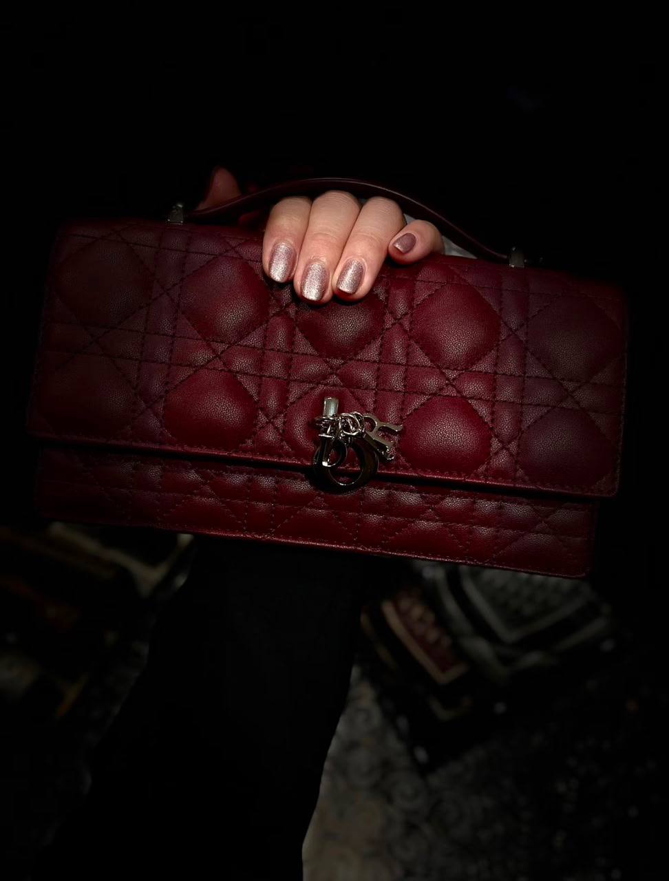 Dior
110 dhs✅
size：22cm
Good-quality 

with box🎁🎁🎁

Zain35
♥️♥️♥️