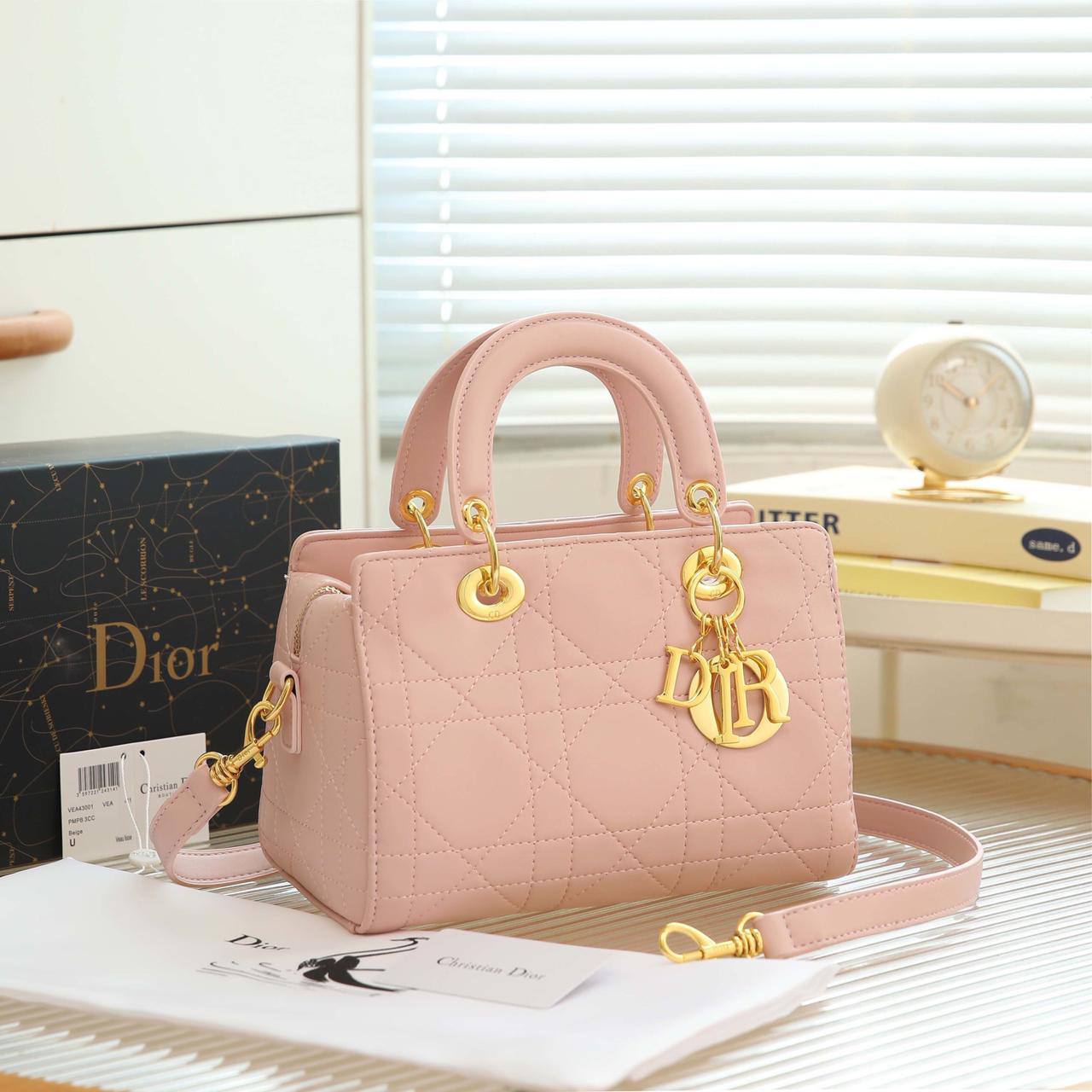 Dior
Best quality
With box’s
🎁🎁🎁

115 dhs🇦🇪
size 24cm

Zain158
♥️♥️♥️