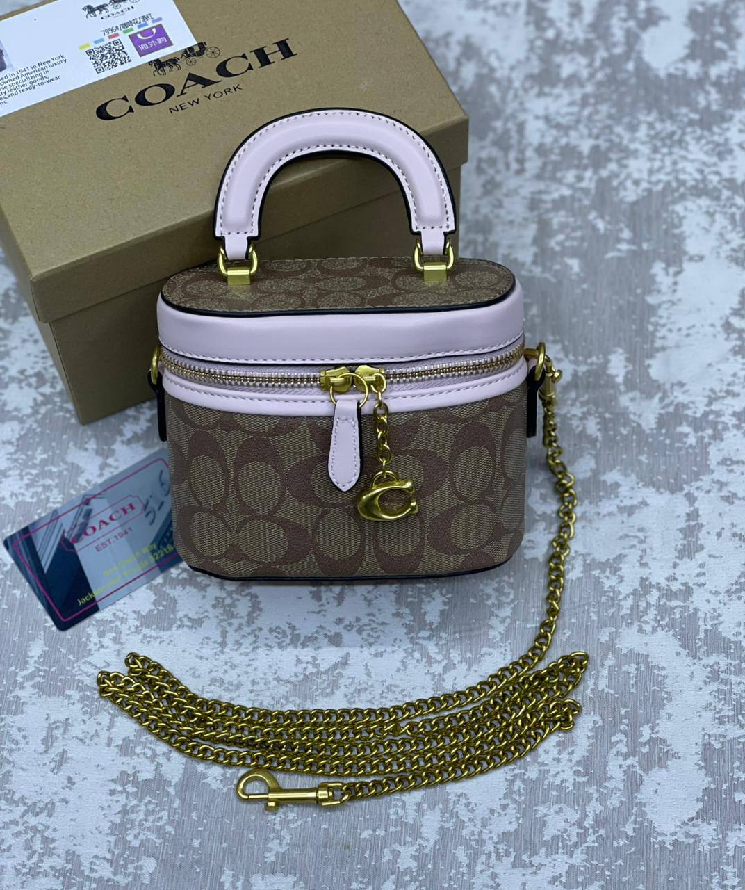 COACH

90 dhs🗽

With box
🎁🎁🎁

Zain175
♥️♥️♥️