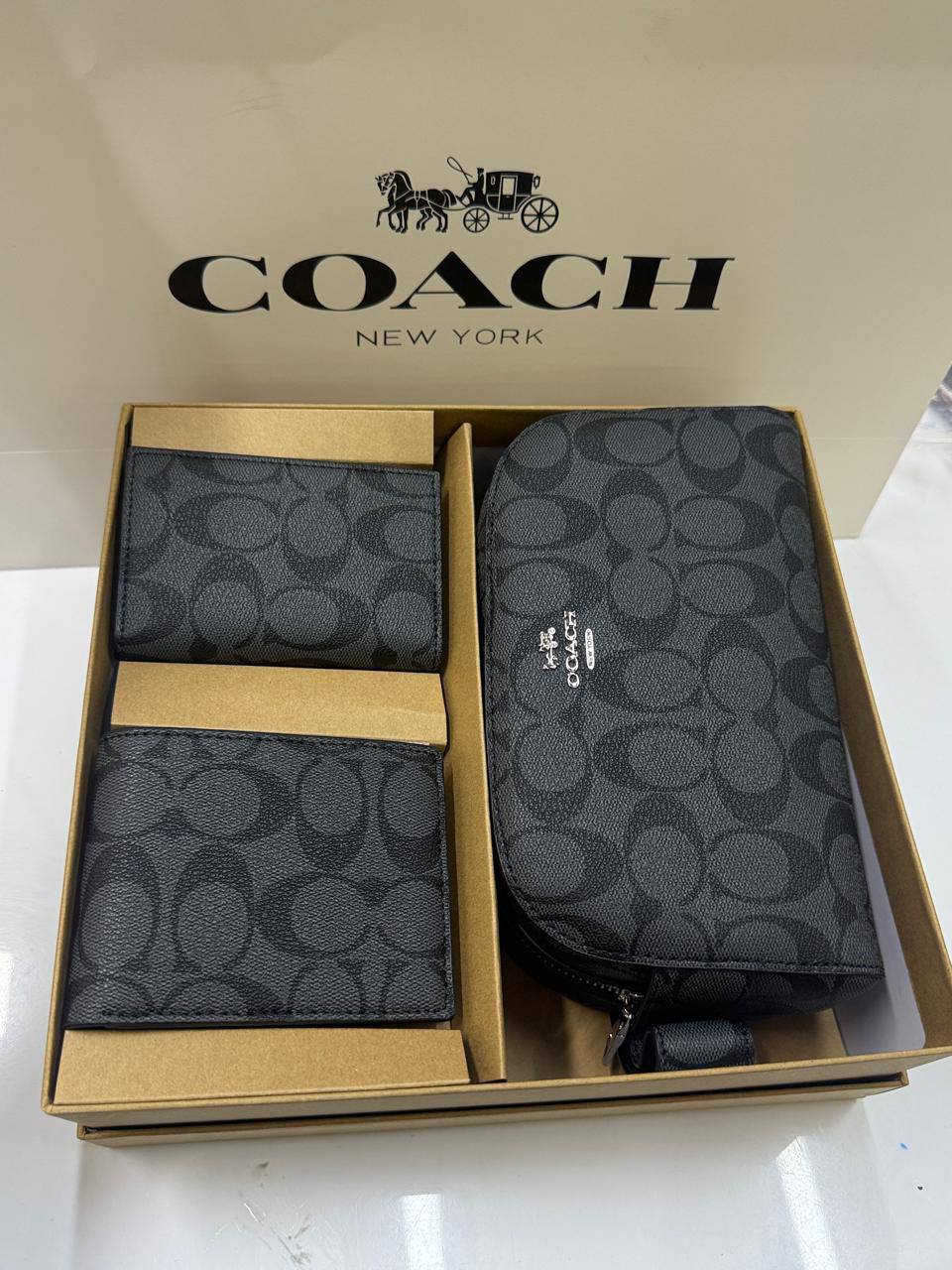 Set 

95 DHS🪙🌨️

WITHBOX AND PAPER BAG 💼
🎁🎁🎁

Zain40
♥️♥️♥️