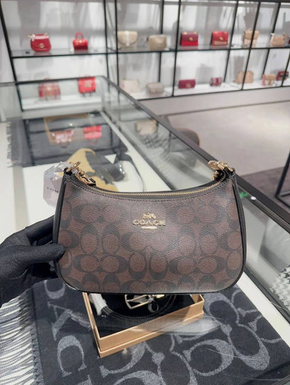 Coach
90 dhs✅
Good-quality 
with box
🎁🎁🎁

Size：23CM

Zain35
♥️♥️♥️