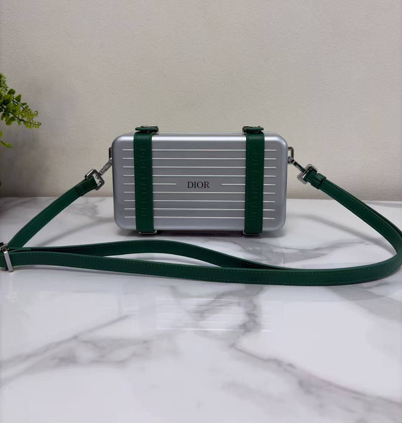 Remowa Master
20cm🥰 

320 dhs🗽

With Box 🗃️

Zain228
♥️♥️♥️