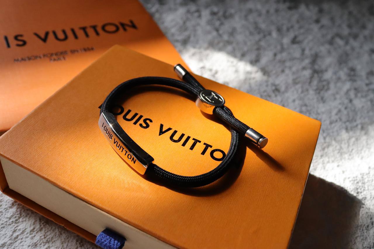 LV 
Master Bracelet 
75 dhs🪙🌨️ 

With Box And Paper Bag
🎁🎁🎁

Zain33
♥️♥️♥️