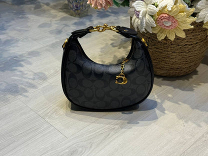 COACH 
20cm

95 dhs🪙

with box
🎁🎁🎁

Zain44
Zain254
♥️♥️♥️