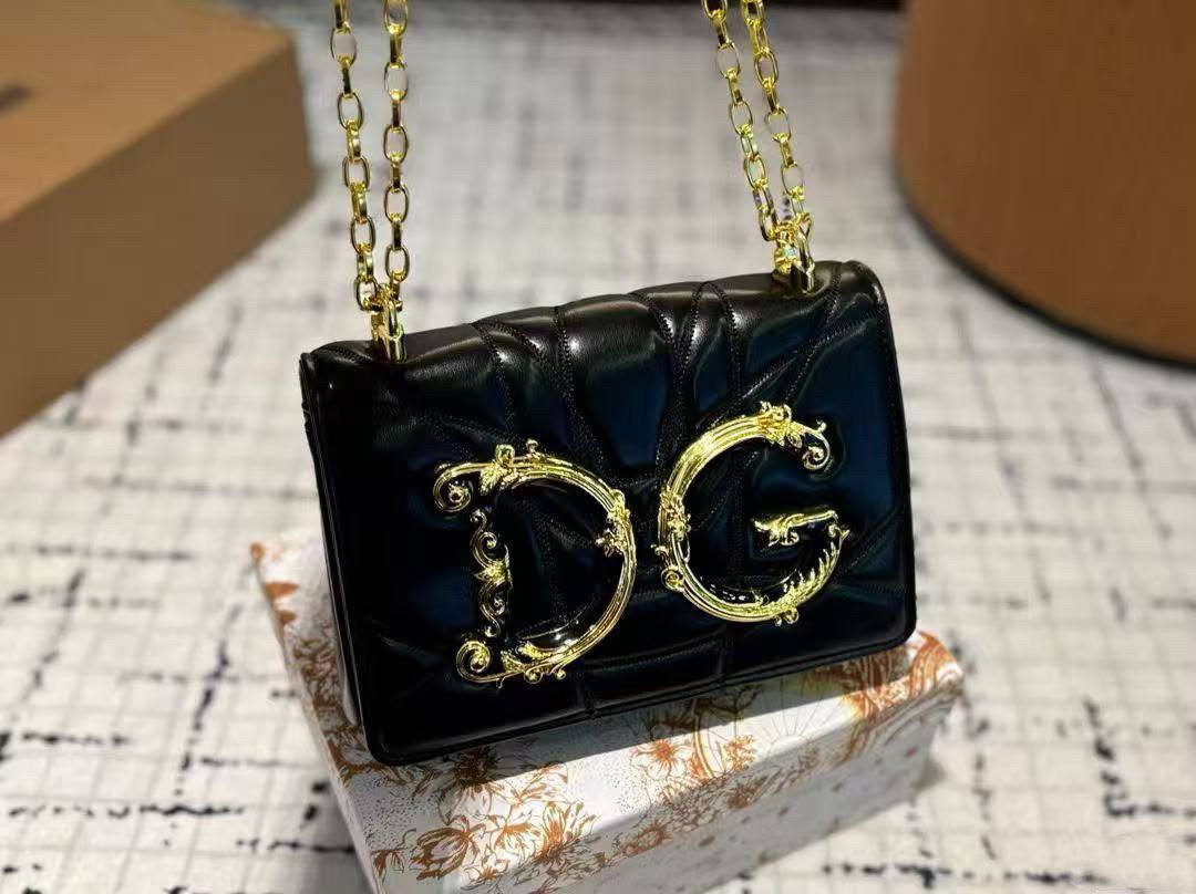 D&G
copy one 
with box 
210 dhs🇦🇪🇦🇪

Zain295
♥️♥️♥️