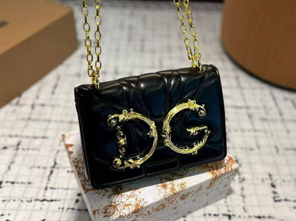 D&G
copy one 
with box 
210 dhs🇦🇪🇦🇪

Zain295
♥️♥️♥️