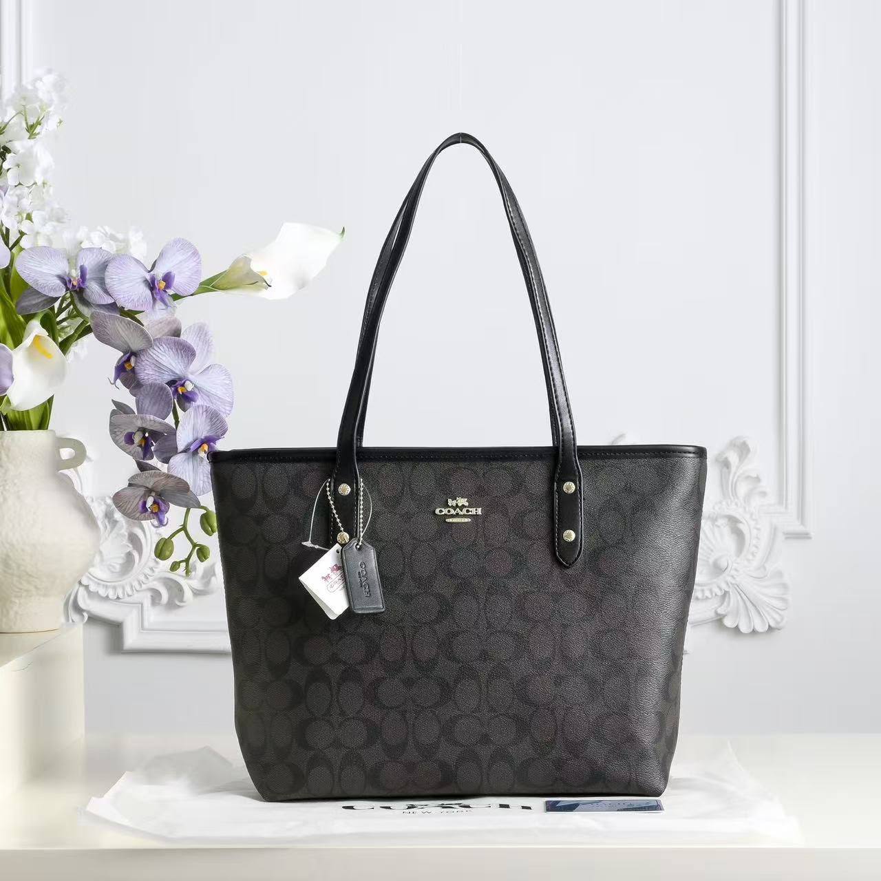 Coach
90 dhs✅
size 38×10×26cm

Zain42
♥️♥️♥️