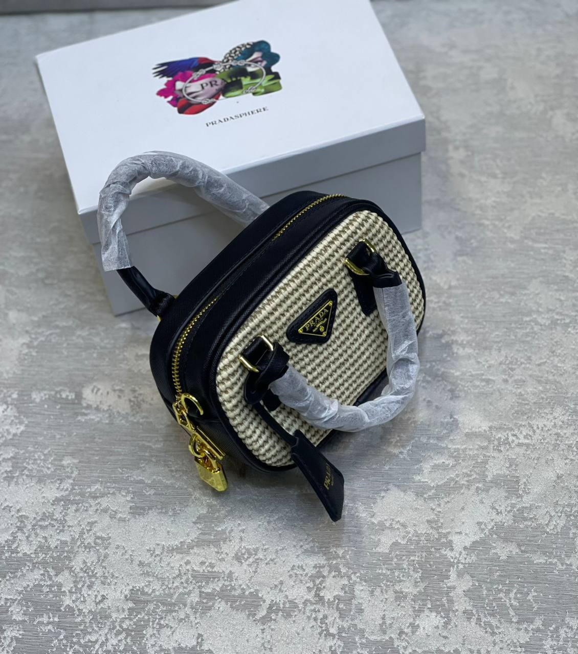 Prada

110 dhs✅

With box
🎁🎁🎁

Zain175
♥️♥️♥️