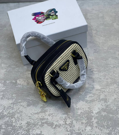 Prada

110 dhs✅

With box
🎁🎁🎁

Zain175
♥️♥️♥️