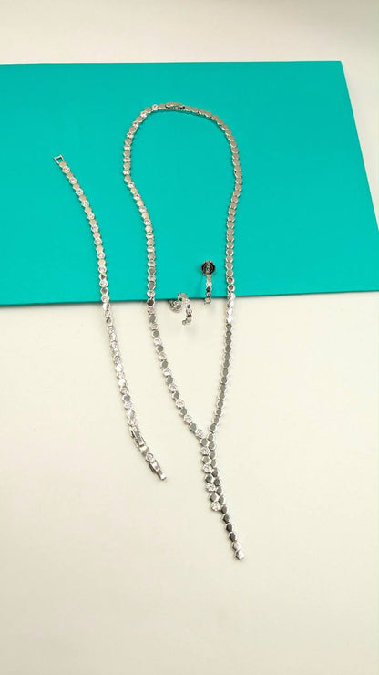 Chaumet
*Master Quality* 
*Necklace, Earrings & Bracelet*
260 dhs🇦🇪🇦🇪
with Normal Box 🎁

Zain210
♥️♥️♥️