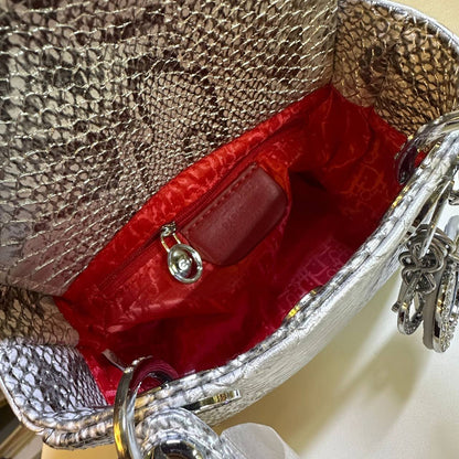 DIOR
HIGH QUALITY 
WITH BOX 
🎁🎁🎁

120 dhs✅

Zain295
♥️♥️♥️