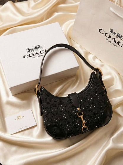 Coach
115 dhs❣️
SIZE：24cm
Good quality 

with box 
🎁🎁🎁

Zain35
♥️♥️♥️
