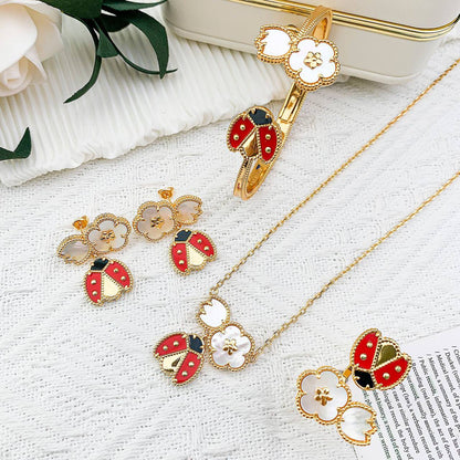 VCA SET❤️‍🔥*
Necklace 🦋
Earring💥
Bangle ✨
Ring free size 🌸
Master quality 💯
With normal boxes 📦 
230 dhs✅

With master box 🗃️ 
280 dhs✅

Zain216
♥️♥️♥️