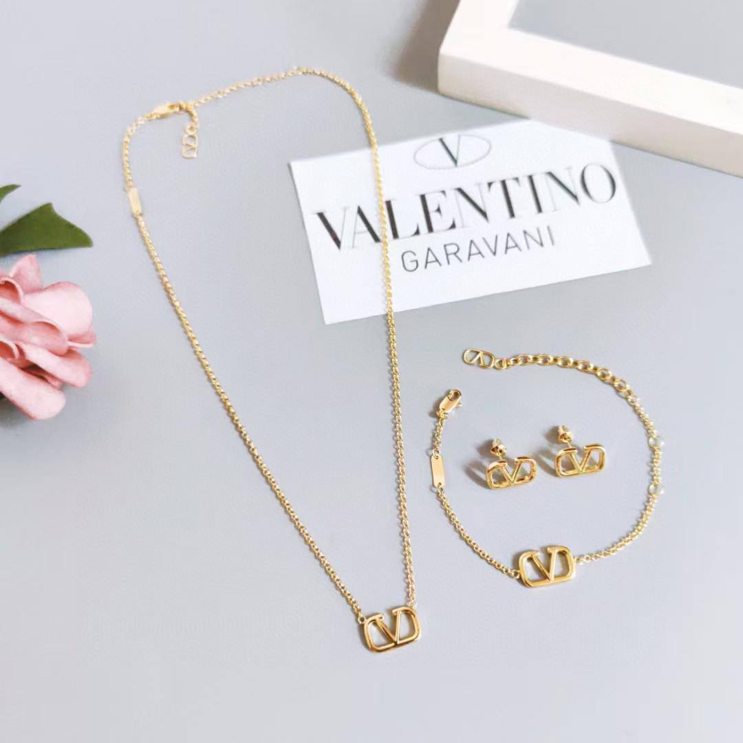 valntino🦋*
Necklace ❤️
Earring ❣️
Bracelet ❤️‍🔥
Master quality 💯
With normal boxes 📦 
115 dhs🪙💚

Zain216
♥️♥️♥️