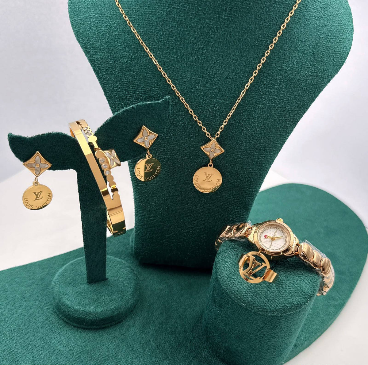 Watches boxes
Chanel
Dior
Gucci
LV

With box 
90 dhs🇦🇪🇦🇪

Zain45 
♥️♥️♥️