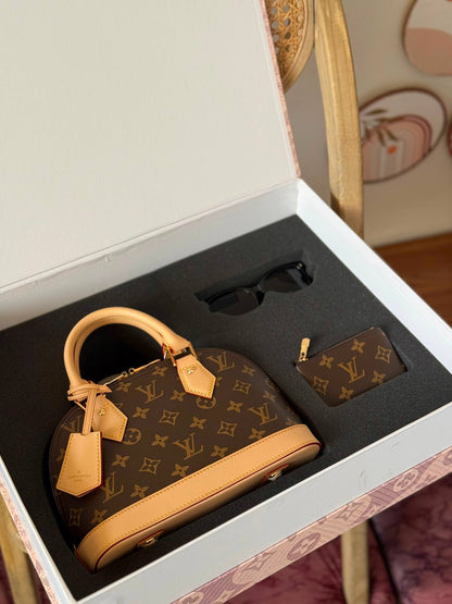 New Collection✨✨✨
LV
21cm
440 dhs✅
*FULL SET(GIFT BOX)*😍😍
*MASTER QUALITY*
With box

Zain167
♥️♥️♥️