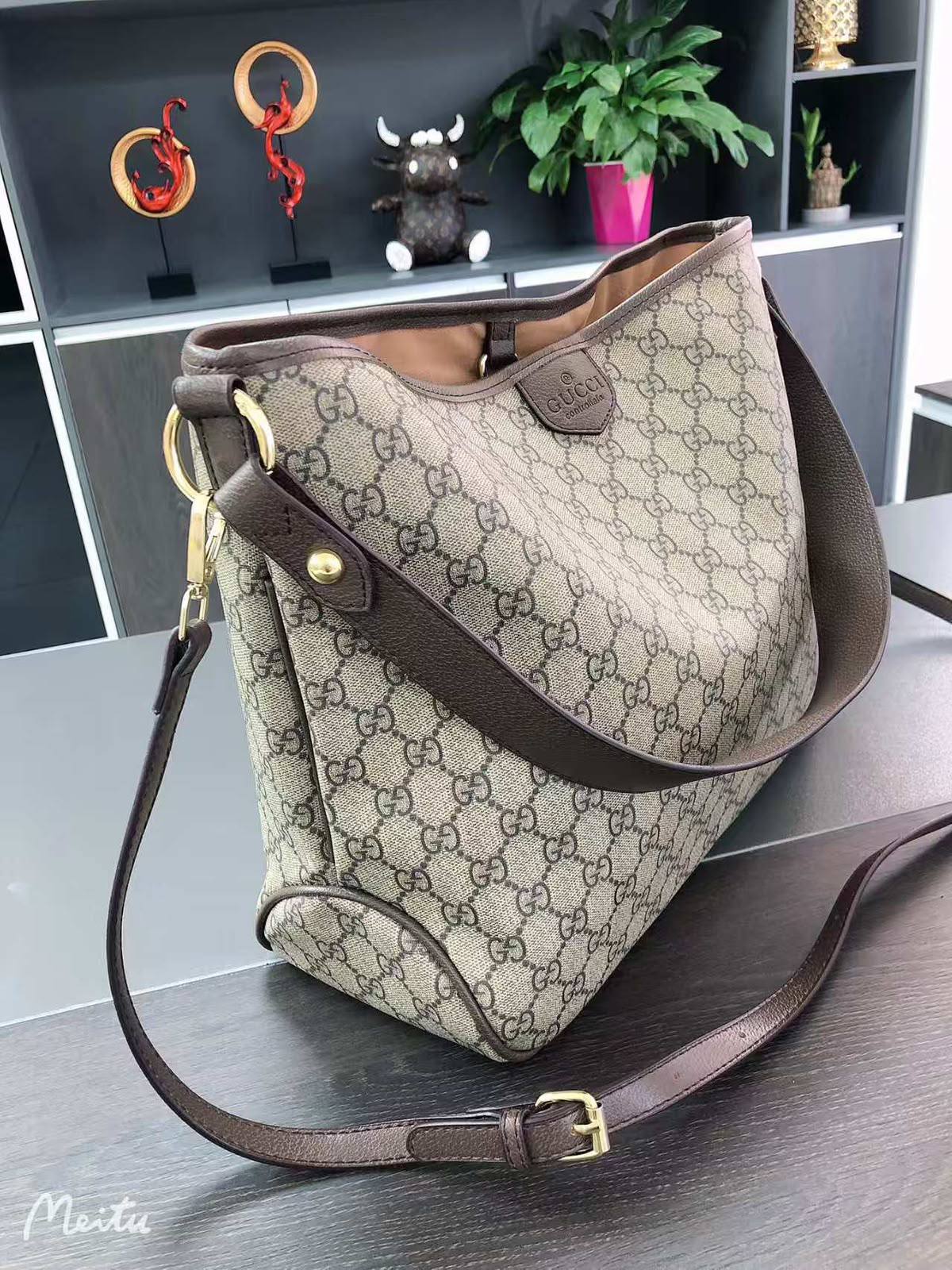 Gucci
110 dhs✅
Size:38*28 

Zain07
♥️♥️♥️
