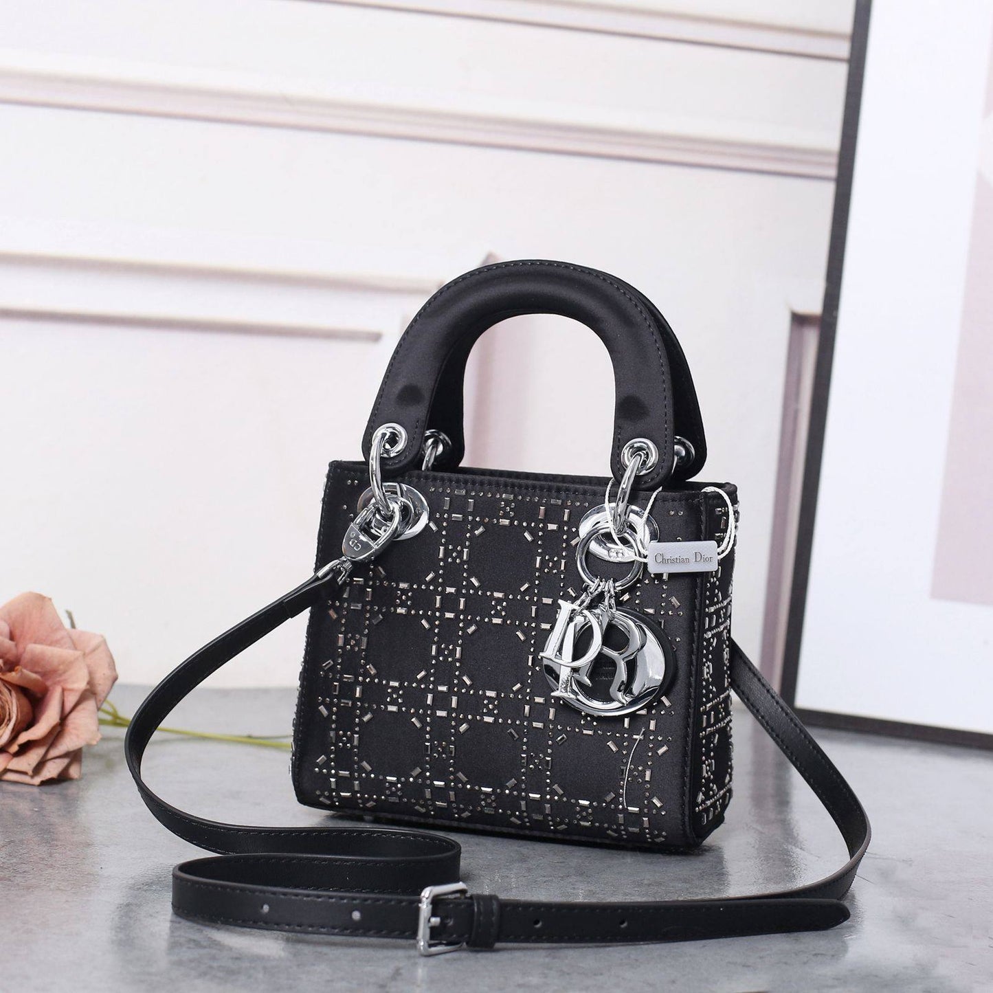Dior
Best quality

Withbox
🎁🎁🎁

120 dhs🌺
size 18cm

Zain158
♥️♥️♥️