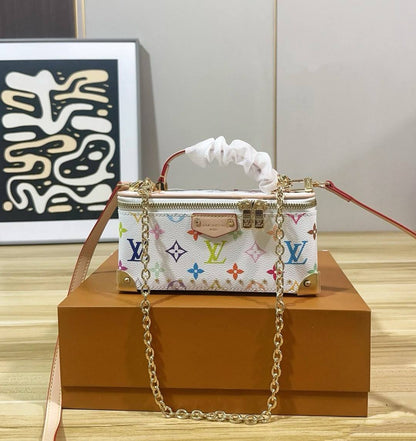 LV 
COPY ONE NEW CAME WITH BOX 
210 dhs🇦🇪🇦🇪

Zain295
♥️♥️♥️