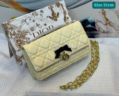 Dior

Good quality 

with box 
115 dhs 🇦🇪

Zain186
♥️♥️♥️
