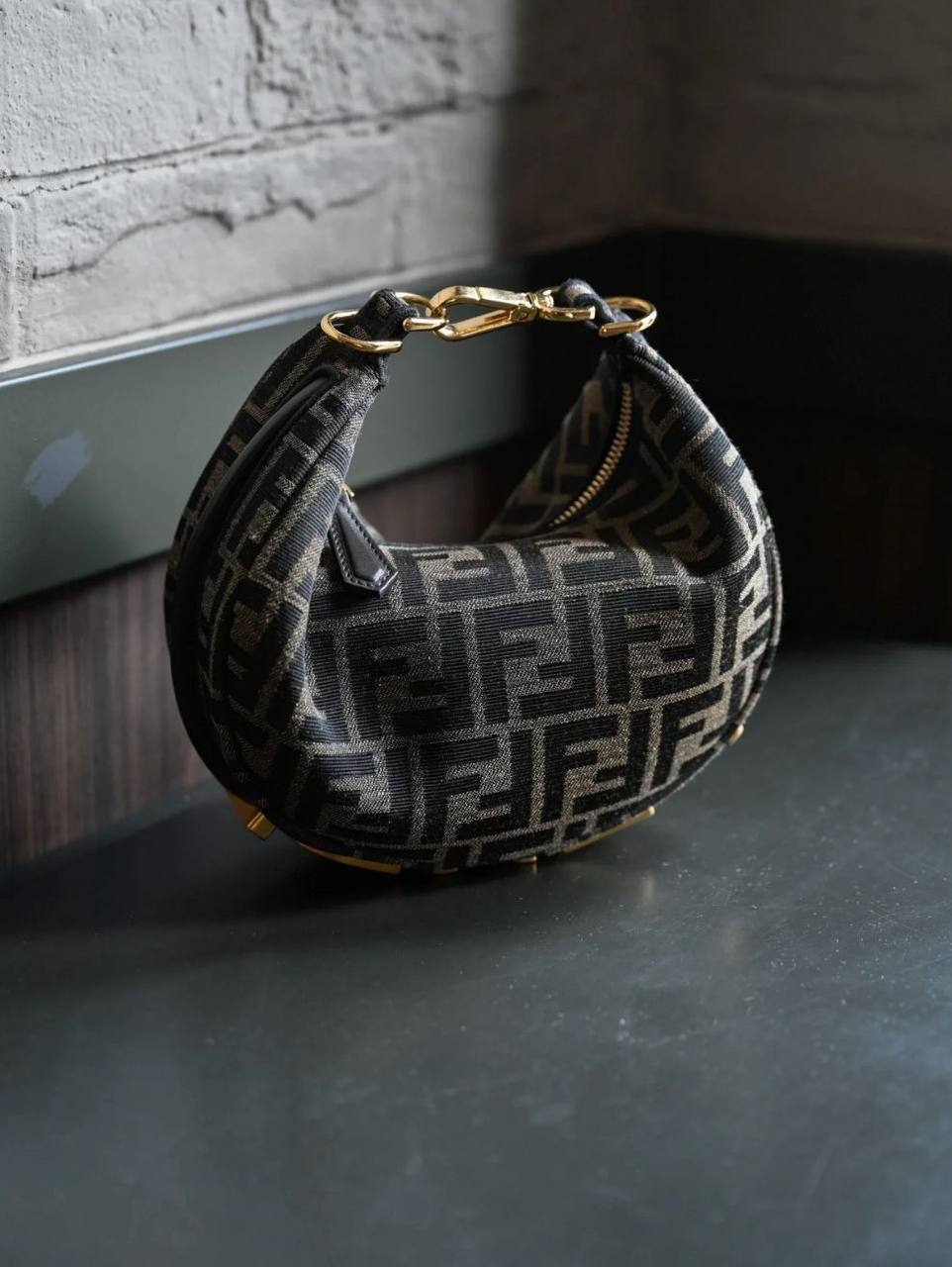 Fendi
100 dhs💓
size：20cm
Good-quality with box

Zain35
♥️♥️♥️