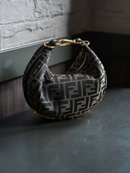Fendi
100 dhs💓
size：20cm
Good-quality with box

Zain35
♥️♥️♥️