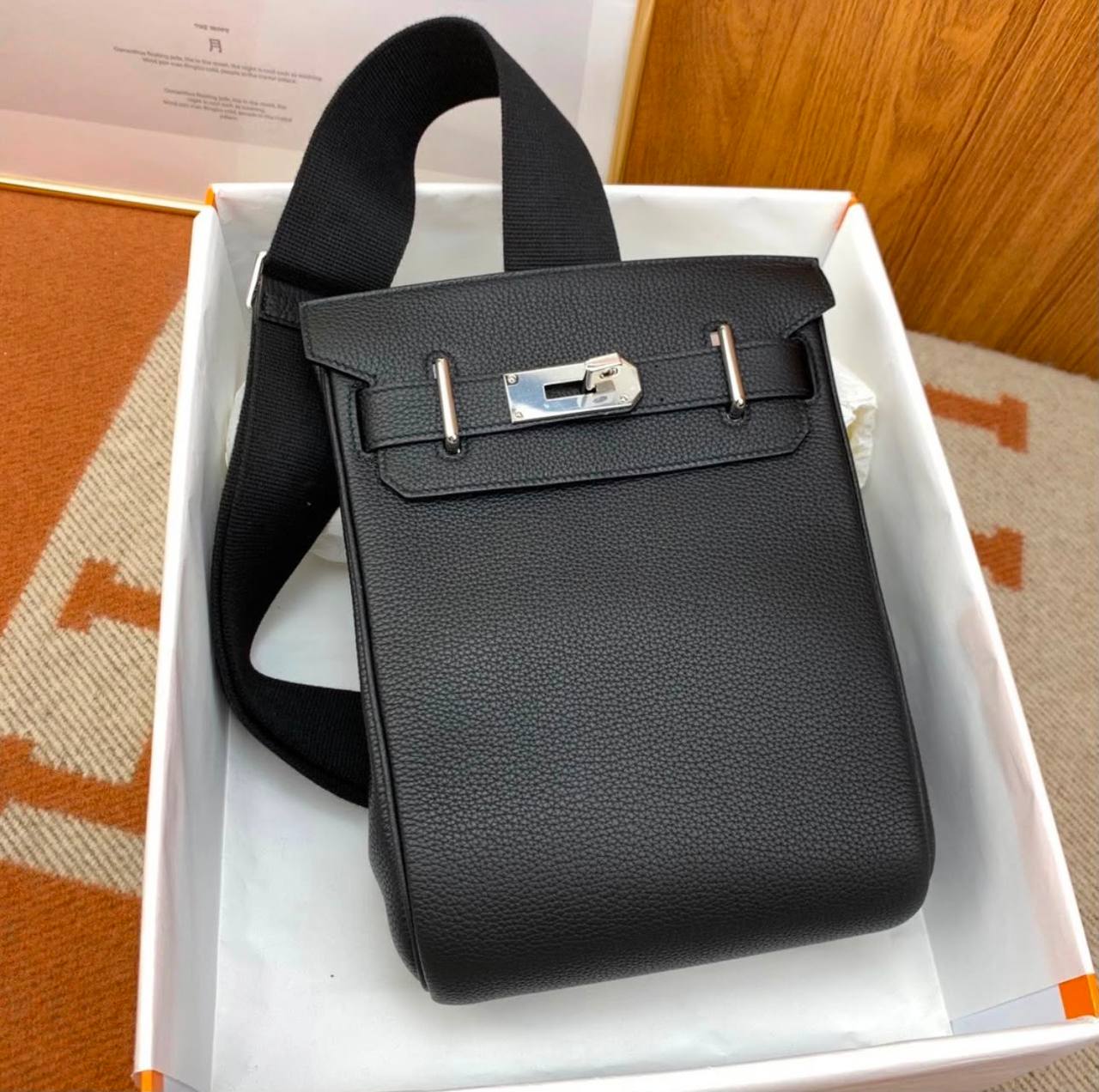 HERMES 

NEW DESIGN 

GOOD QUALITY 

WITH BOX 

110 DHS🇦🇪🇦🇪🇦🇪
Zain295
♥️♥️♥️