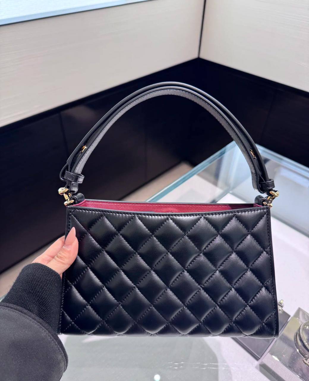 Chanel
100 dhs💓

Size:22.5/7/14

with box
🎁🎁🎁

Zain07
♥️♥️♥️