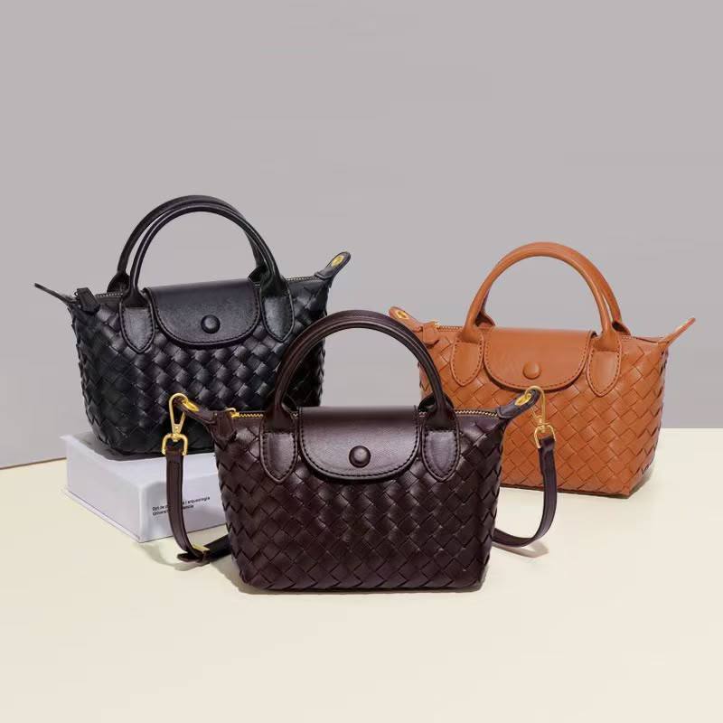BOTTEGA 
80 dhs💓
size 22 cm🤝🤝

Zain161
♥️♥️♥️