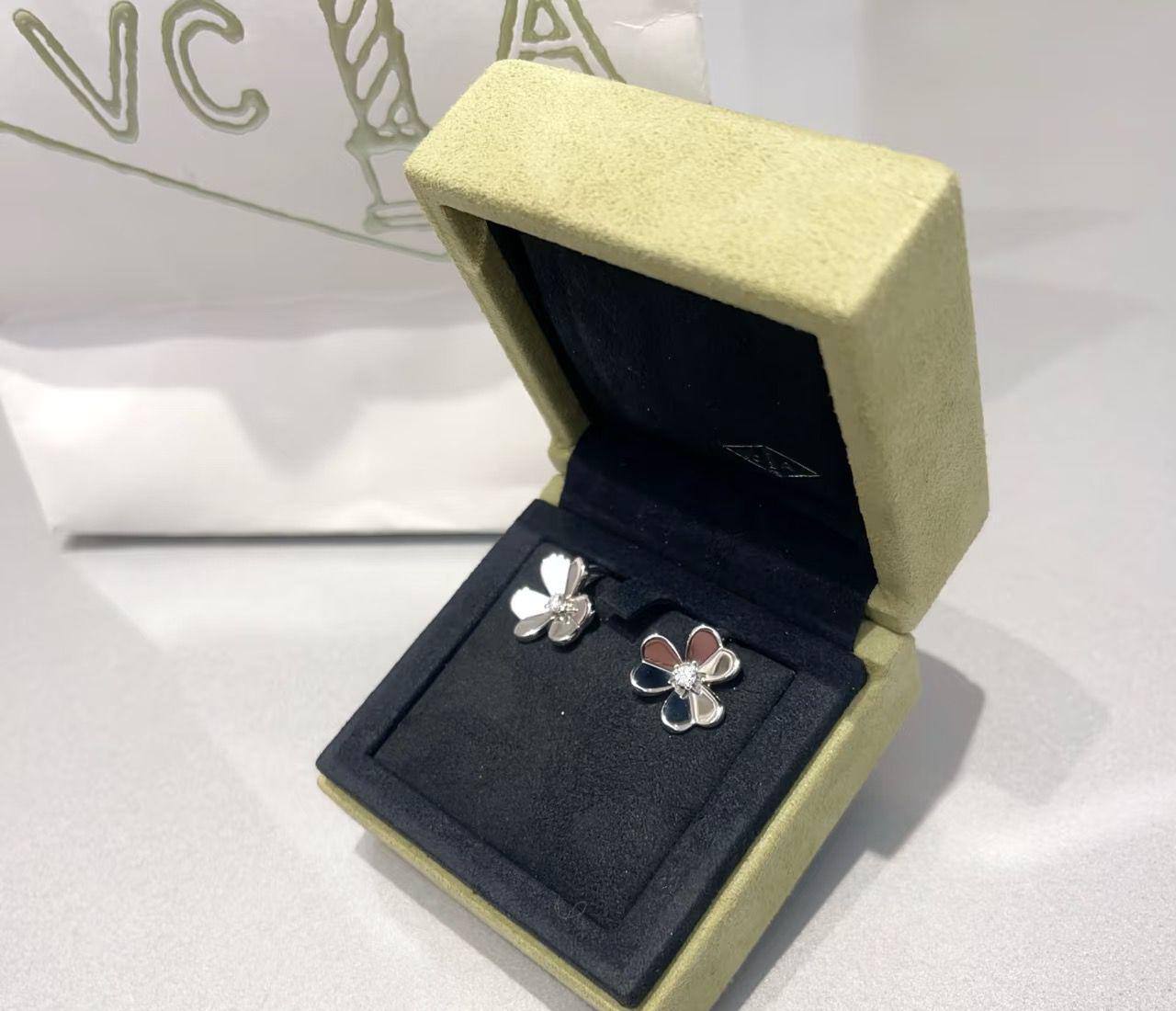 VCA set* 🦋
Necklace 
Earrings 
Ring adjustable 
*Master quality* 🍁

180 dhs🪙🌨️
normal box 📦

Zain48
♥️♥️♥️