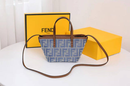 Fendi

withbox 🎁🎁🎁

85 dhs❣️

Zain143
♥️♥️♥️