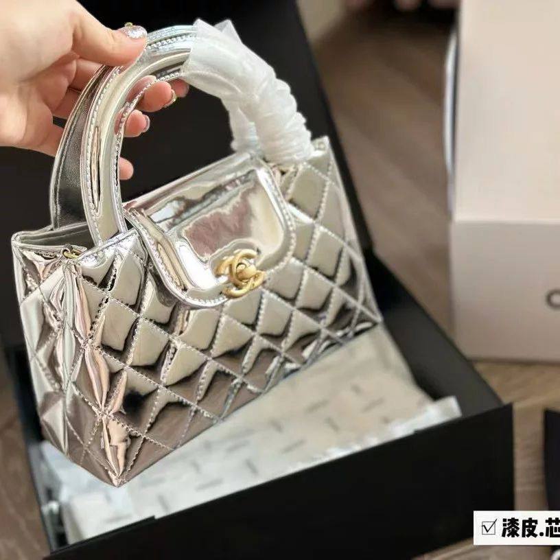 Chanel 
good quality, 
comes with box, 
🎁🎁🎁

size... 19* 13 cm 
90 dhs❣️

Zain12
♥️♥️♥️