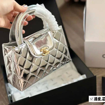 Chanel 
good quality, 
comes with box, 
🎁🎁🎁

size... 19* 13 cm 
90 dhs❣️

Zain12
♥️♥️♥️