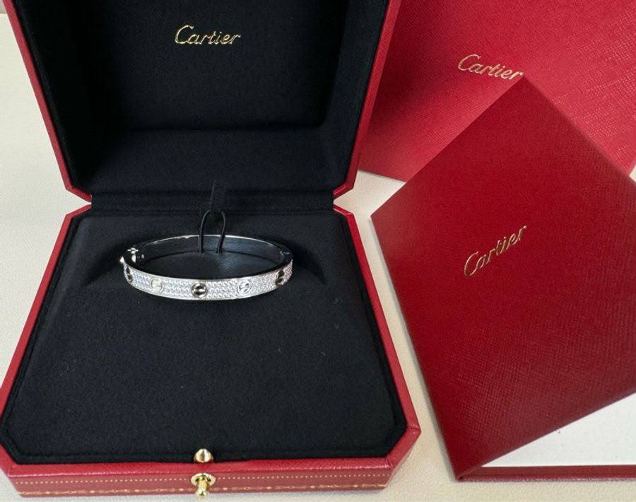 Cartier ❤️‍🔥*
Bangle ✨
Medium size 
Master quality 💯
With normal boxes 🗃️ 
100 dhs✅
With master box 📦 
140 dhs✅

Zain216
♥️♥️♥️