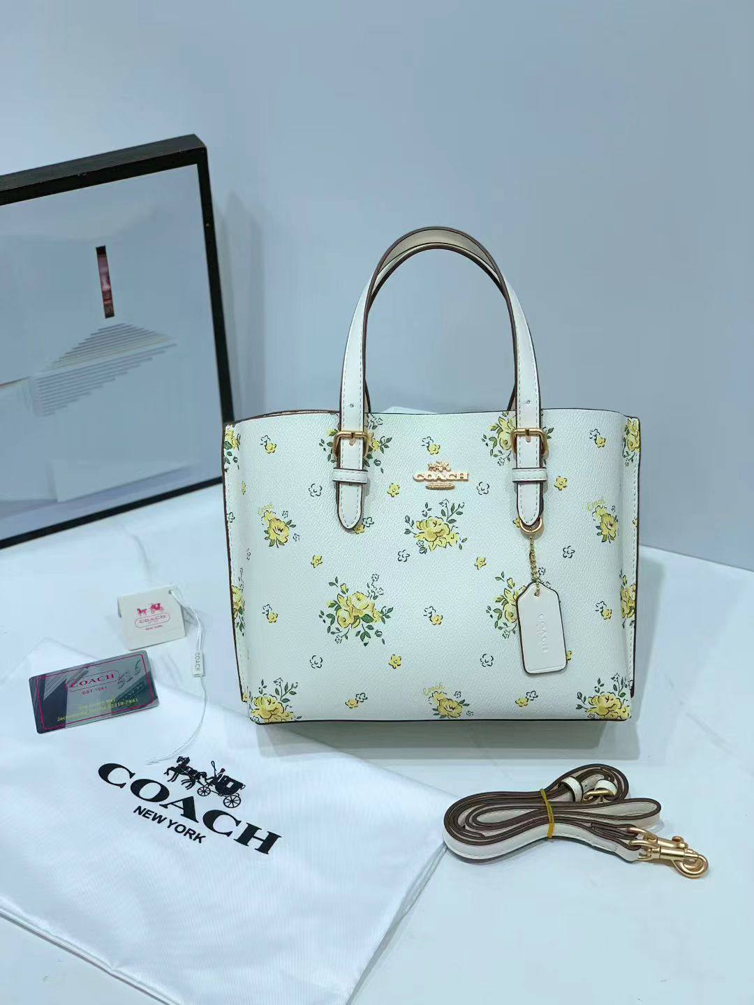 COACH

best quality 
with box
115 dhs🇦🇪🇦🇪

size25CM

Zain290
♥️♥️♥️