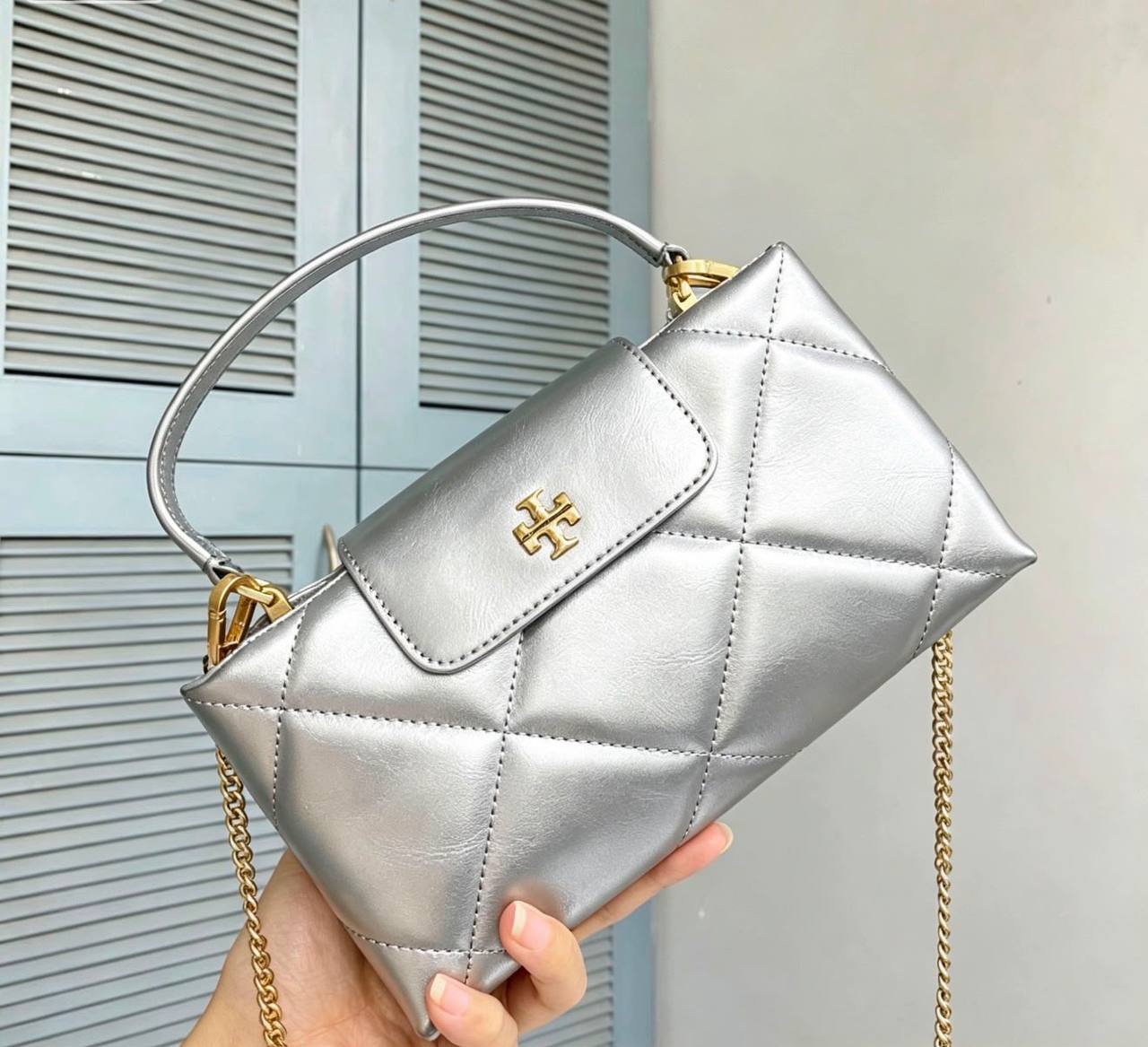 Tory Burch
110 dhs💓
Size：22CM
Material：shiny and mate 
Good-quality with box

Zain35
♥️♥️♥️