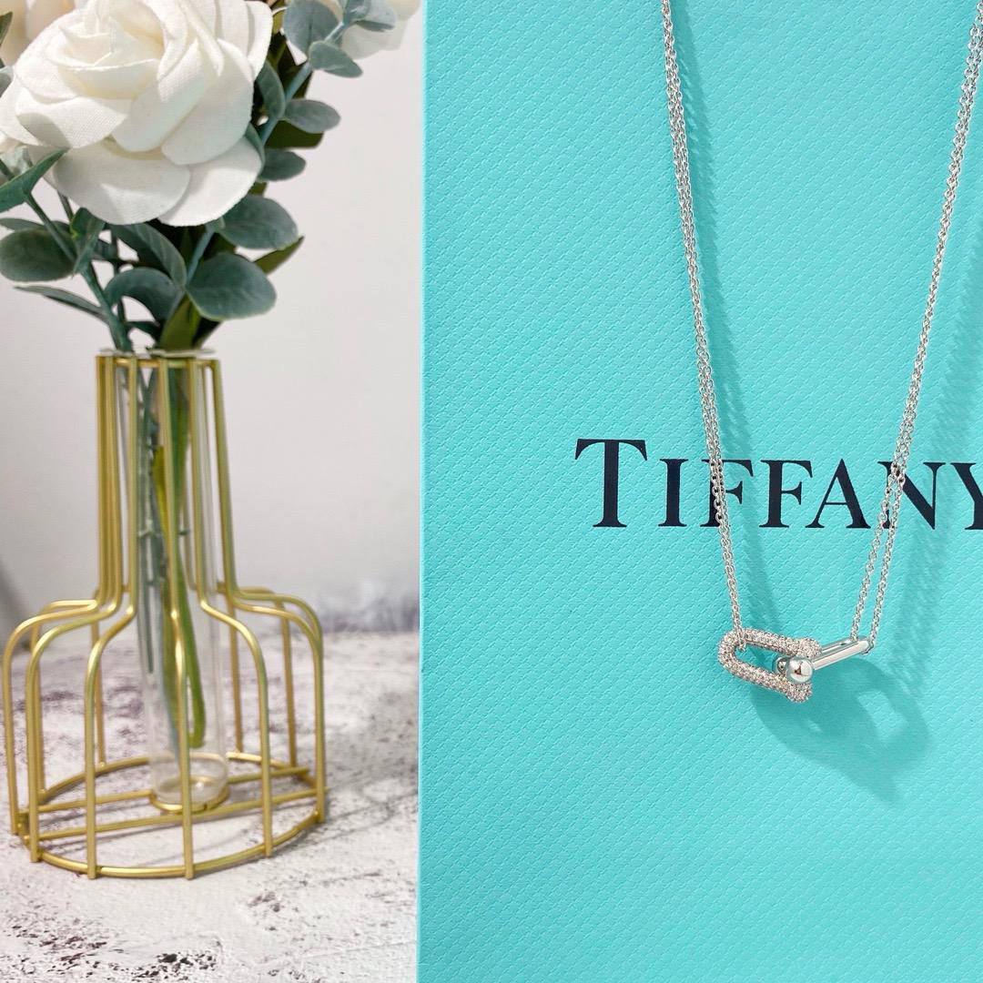 Tiffany ❤️‍🔥*
Necklace ❣️
Earring 🦋
Master quality 💯
With normal boxes 📦 
110 dhs🪙💚
With master box 🗃️ 
140 dhs🪙💚

Zain216
♥️♥️♥️