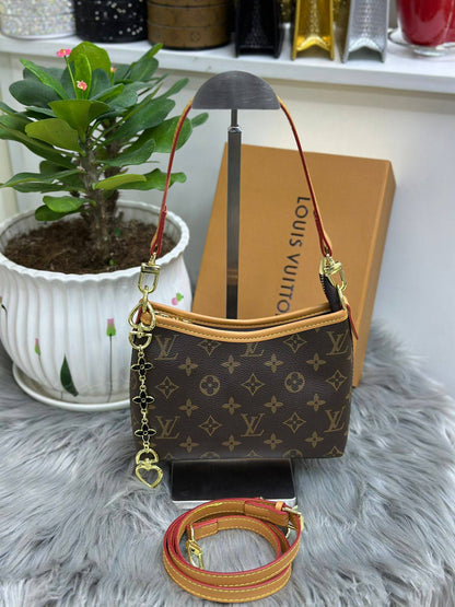 LV
SIZE  ……… 20CM🥰

90 dhs🪙🌨️

with BOX
🎁🎁🎁

Zain244
♥️♥️♥️