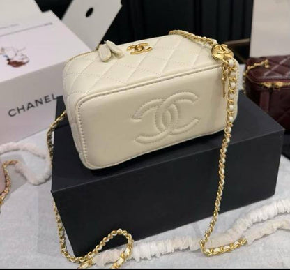 CHANEL 
VANITY

Soft Leather 
With Mirror
Master Quality
17 cm 

With Box
260 dhs🇦🇪🇦🇪

Zain95
♥️♥️♥️