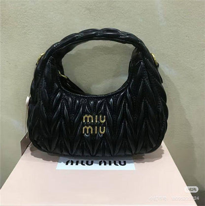 Miu Miu
25*18*7 cm

95 dhs🪙🌨️

With box
🎁🎁🎁

Zain17
♥️♥️♥️
