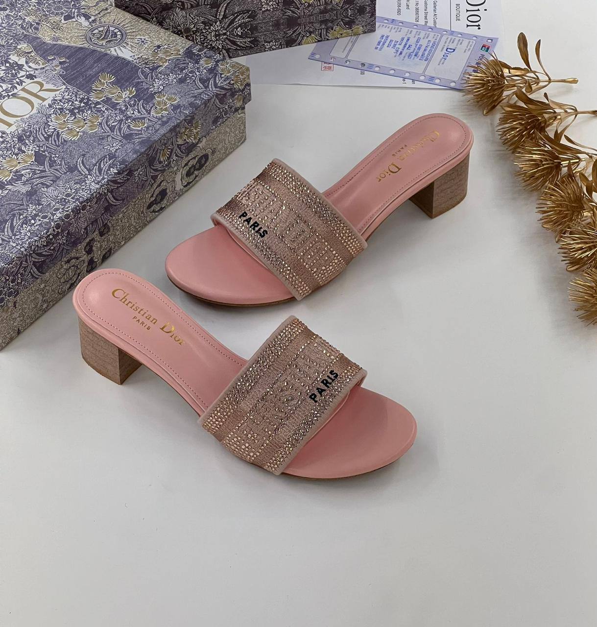 New. Dior heel 

   Size  .  36.  to 41

85 dhs✅

Zain80
♥️♥️♥️