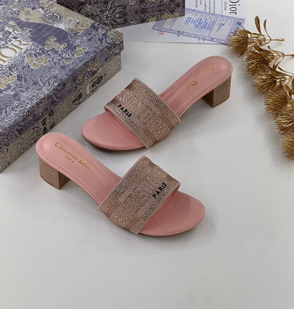 New. Dior heel 

   Size  .  36.  to 41

85 dhs✅

Zain80
♥️♥️♥️