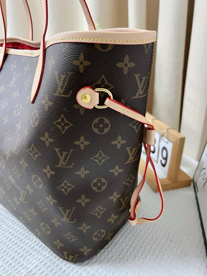 LV
42 cm with box 
105 dhs🇦🇪🇦🇪

Zain17
♥️♥️♥️