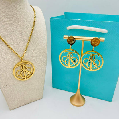 New arrival Tiffany stainless steel with 18k gold plated set of 2 
Non tarnish 
50 dhs✅/ set without box 

60 dhs✅/ set with Tiffany box 🎁and paperbag

Zain243
♥️♥️♥️