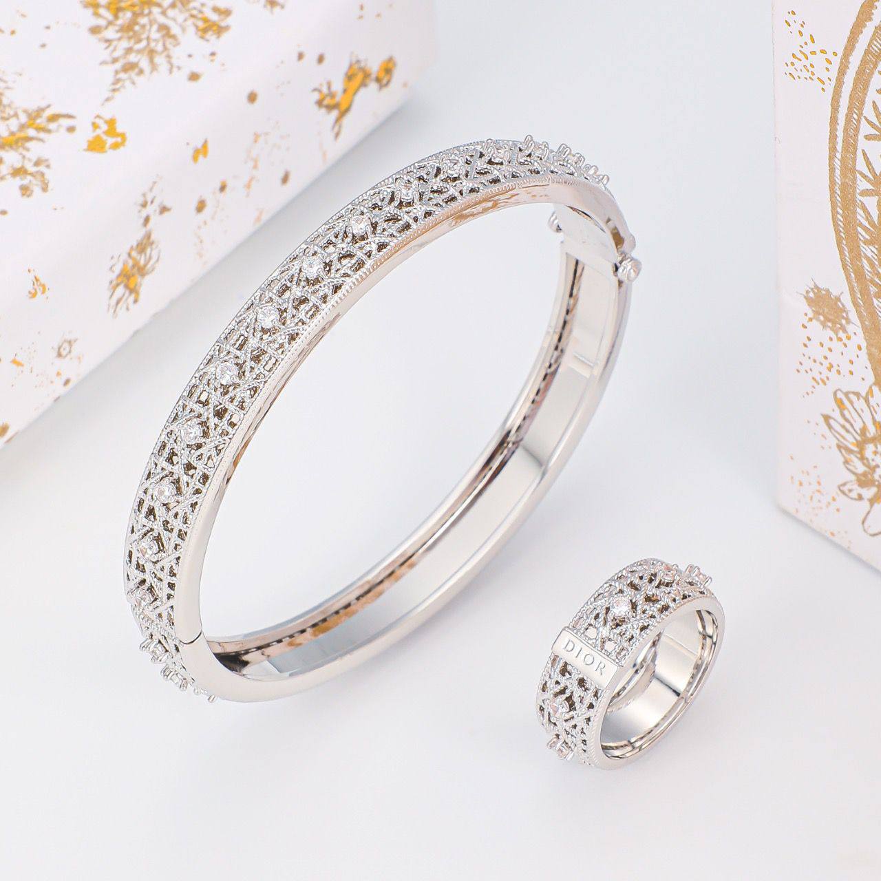 Dior ❤️‍🔥*
Bangle ✨
Ring 💍 size available 👇
6,7,8,9
Master quality 💯
With normal boxes 📦 
130 dhs✅

With master box 🗃️ 
140 dhs✅

Zain216
♥️♥️♥️