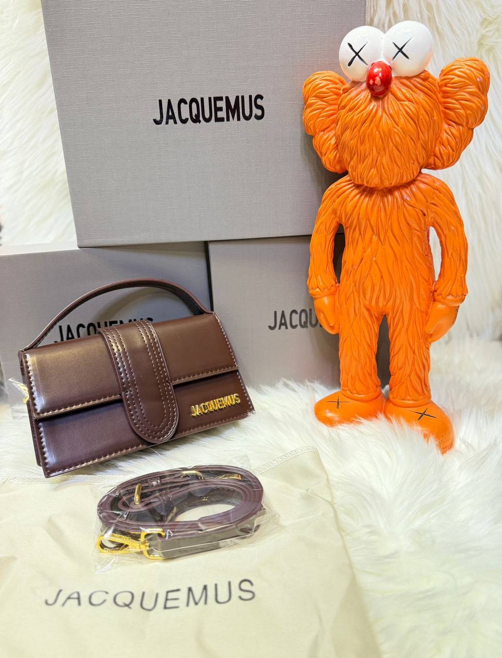 Jacquemus
good quality, comes with box, 
size. ..18 * 11 cm 
110 dhs✅

Zain12
♥️♥️♥️