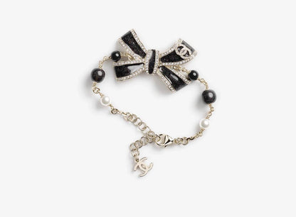 Chanel Set 🌿
Necklace 
Earrings 
Bracelet 

Master quality ❤️
130 dhs🪙
normal box 📦

Zain48
♥️♥️♥️