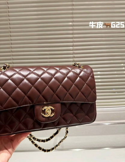 Chanel
good quality, 

comes with box, 
🎁🎁🎁

size...25 *16 cm 
110 dhs💓

Zain12
♥️♥️♥️